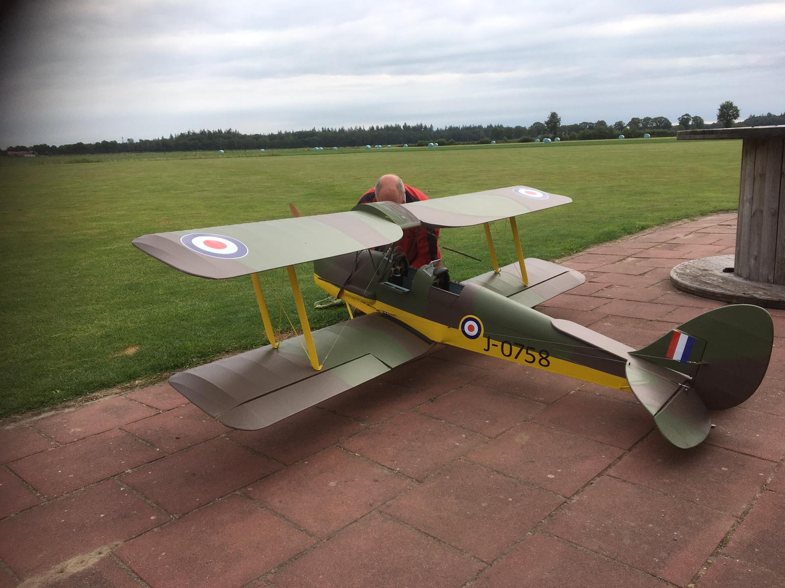 Modelvliegtuig 'Tiger Moth' Originele kleur teruggevonden 
