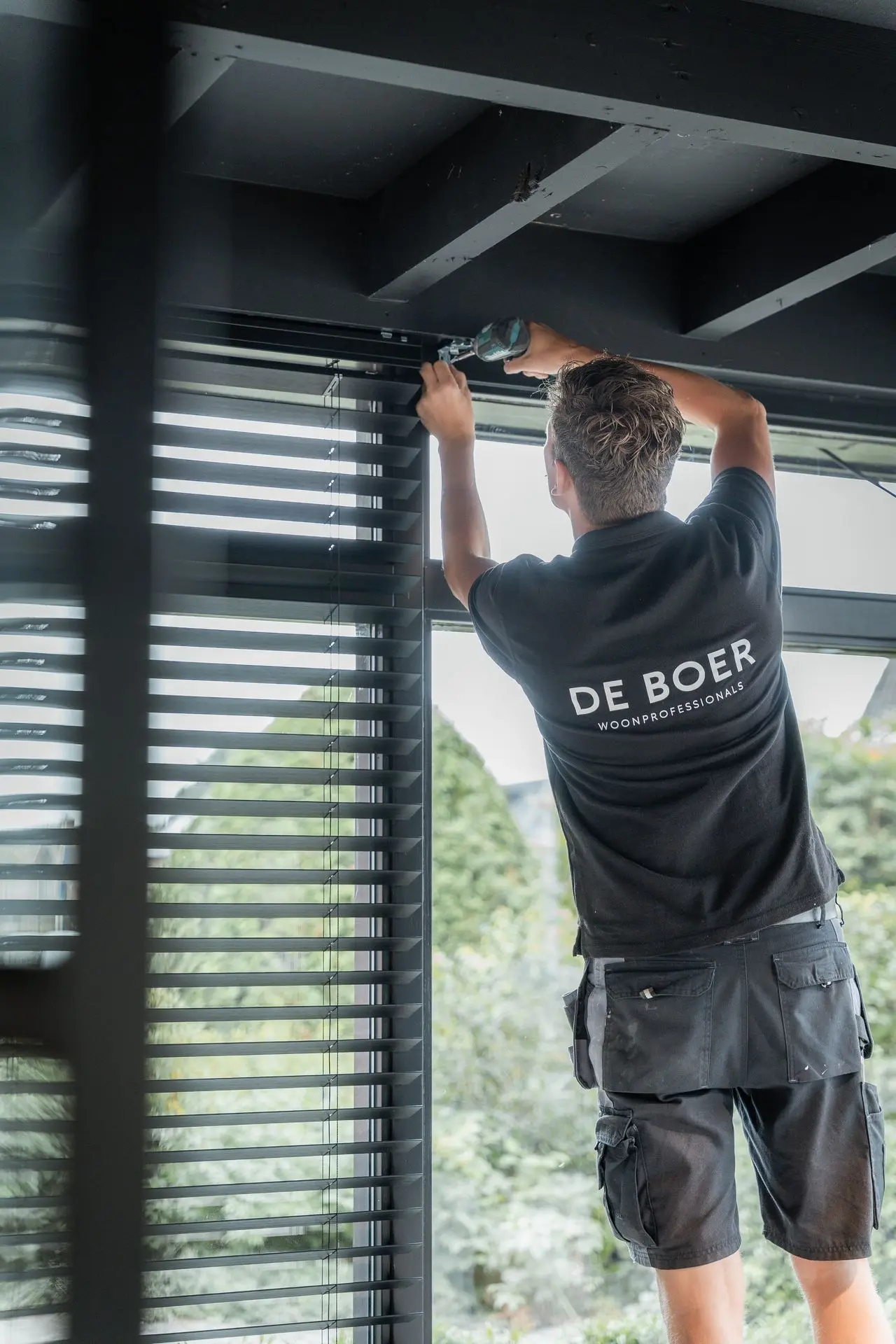 Realisatie van raamdecoratie door vakman van De  Boer Woonprofessionals in Obdam